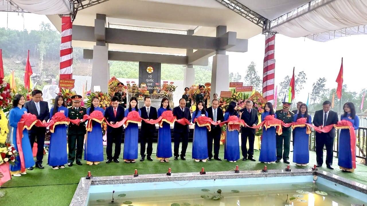 Chủ tịch nước Nguyễn Xuân Phúc cùng lãnh đạo địa phương cắt băng khánh thành khu tưởng niệm