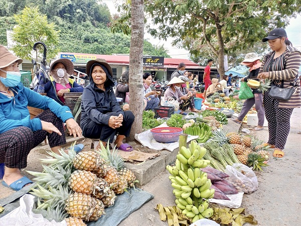 Một phiên chợ bày bán các sản phẩn nông nghiệp của bà con nông dân huyện Đông Giang.