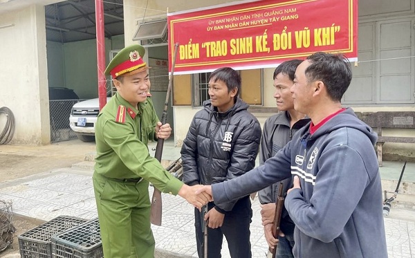 Lực lượng công an huyện Tây Giang tiếp tục đẩy mạnh tuyên truyền tại các địa bàn dân cư để người dân hiểu rõ tính chất nguy hiểm của các loại vũ khí, vật liệu nổ, công cụ hỗ trợ.