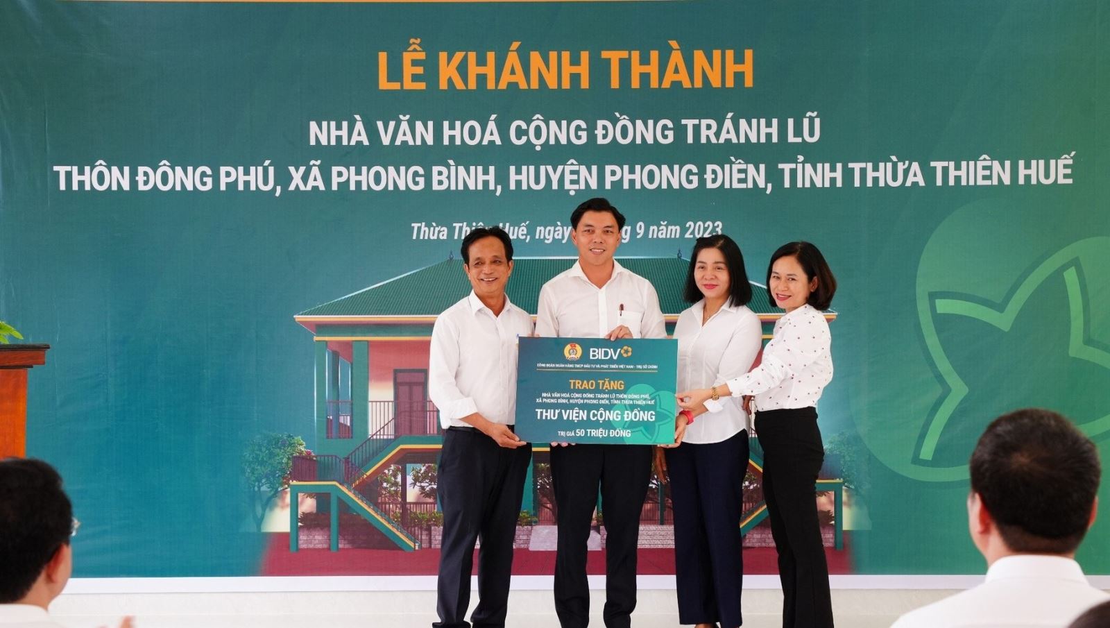 BIDV trao tặng 02 Thư viện cộng đồng cho các Nhà văn hóa cộng đồng tránh lũ tại huyện Phong Điền.
