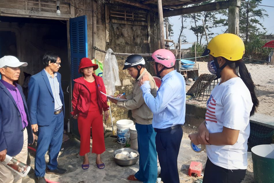 Chính quyền địa phương xã Phú Thuận (Phú Vang, TT- Huế) vận động người dân sơ tán và thực hiện chống bão.