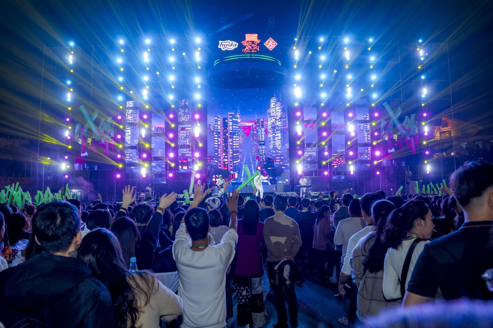 Đêm nhạc hội Countdown Huế chào đón năm mới 2024 với sân khấu ngoài trời, âm nhạc sôi động.
