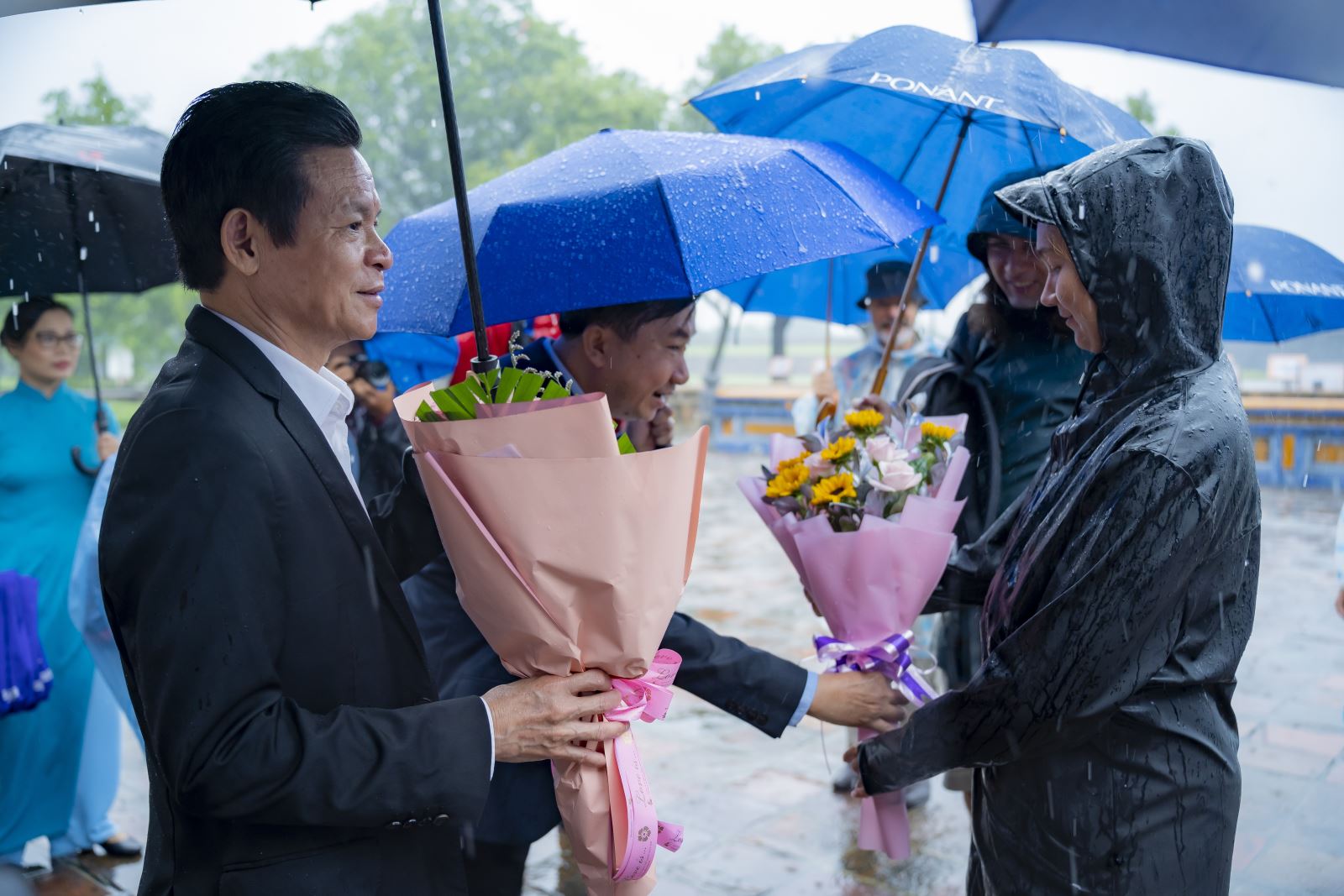 Lãnh đạo Sở Du lịch Thừa Thiên- Huế tặng hoa cho các du khách.