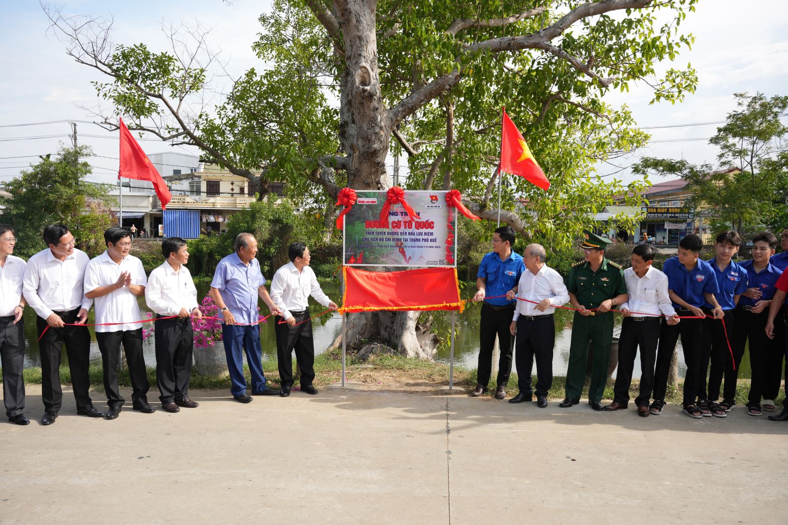 Lễ Khánh thành Công trình “Đường cờ Tổ quốc” tại tuyến đường dẫn vào Nhà lưu niệm thời niên thiếu của Bác Hồ.