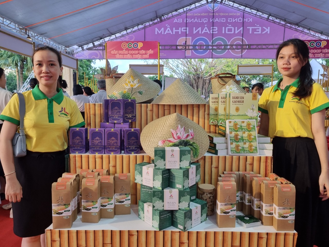 Sản phẩm nón lá bàng Phò Trạch tại hội chợ OCOP miền Trung tại Huế.