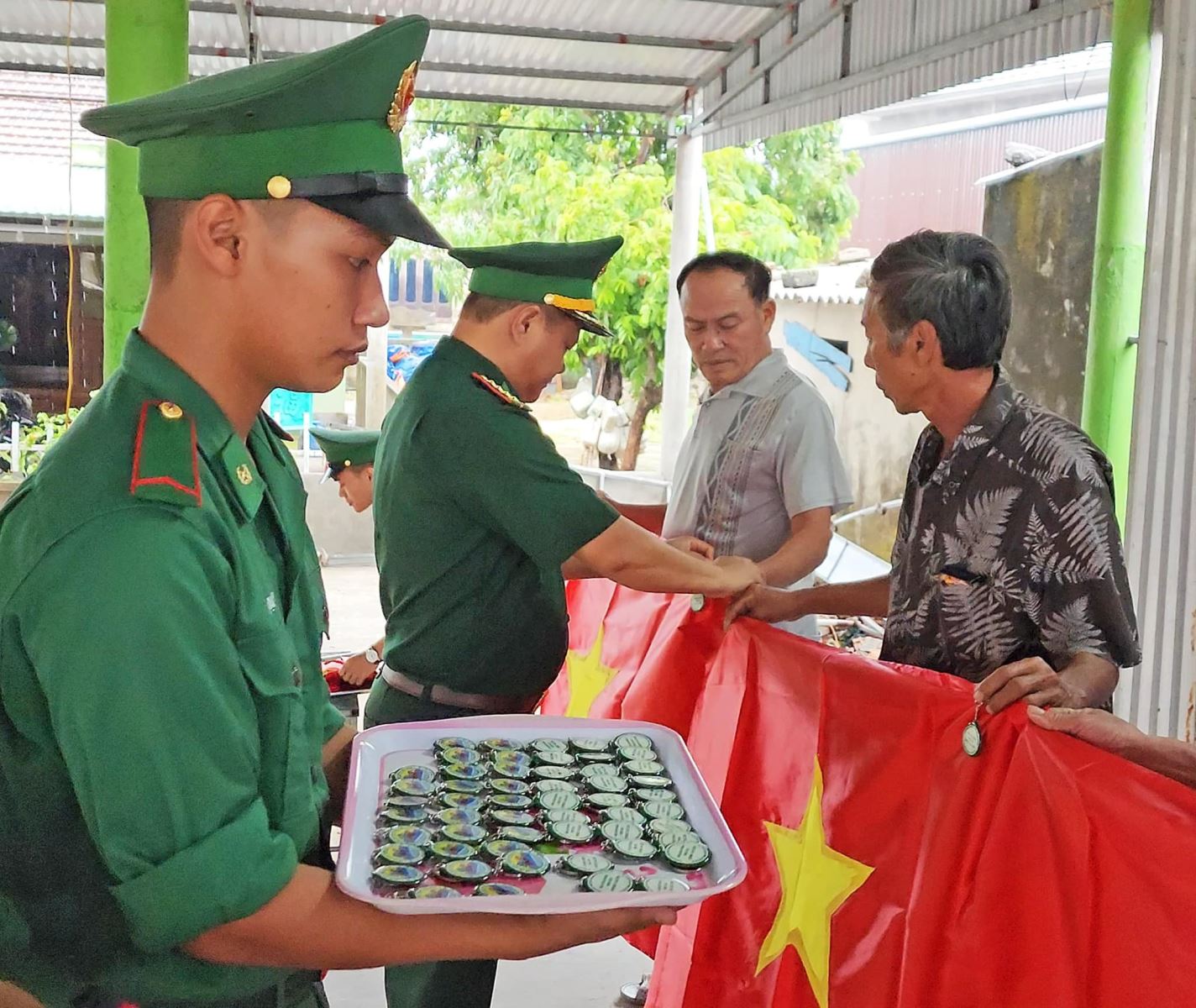 Trước đó, Bộ đội Biên phòng tỉnh Quảng Trị đã trao tặng hàng ngàn cờ Tổ quốc và móc khóa “đường dây nóng” cho người dân ở các xã vùng biên giới tỉnh Quảng Trị. 