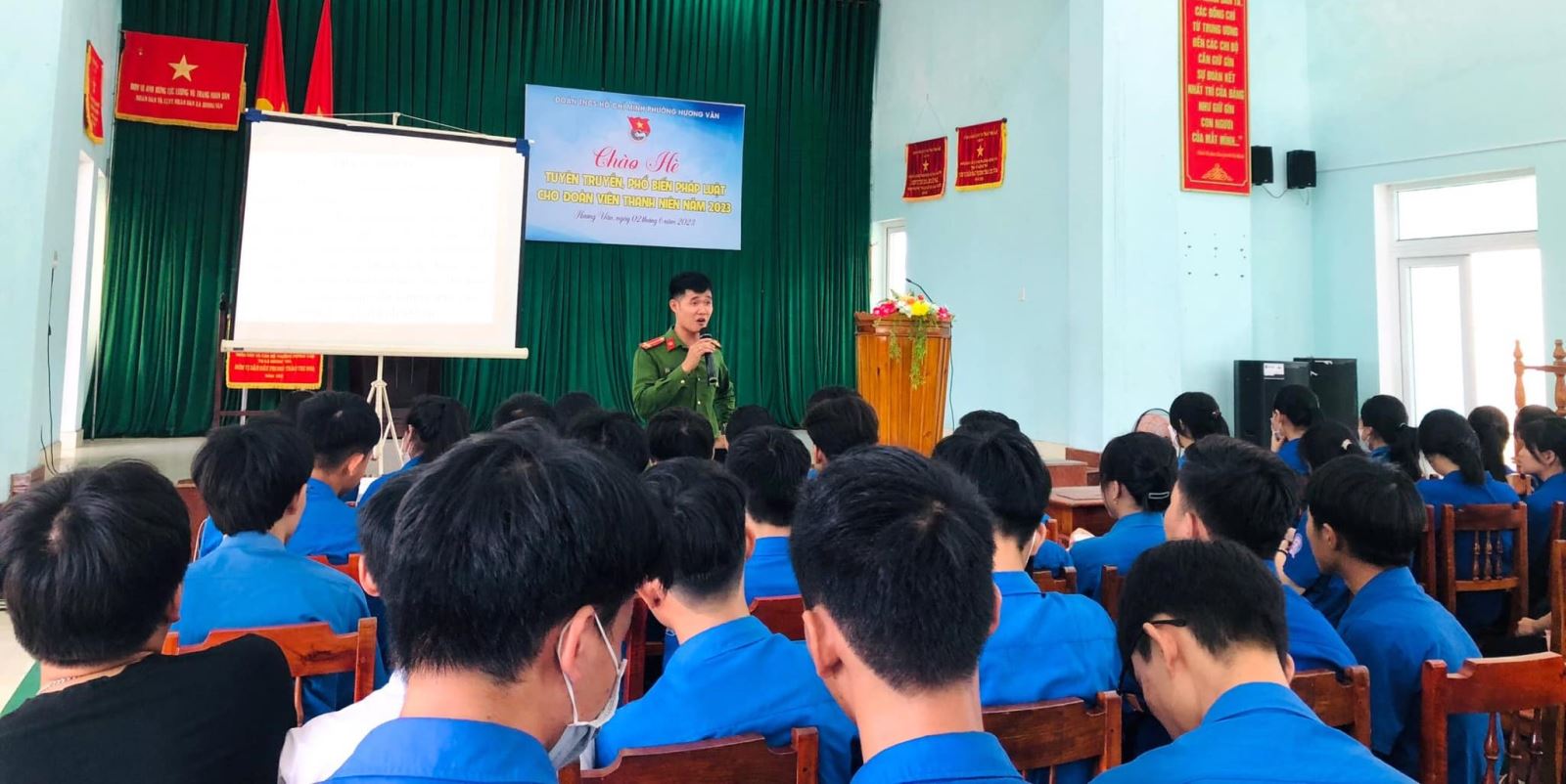 Công an thị xã Hương Trà truyên truyền pháp luật về an ninh mạng và tác hại của ma túy cho hơn 100 đoàn viên, thanh niên phường Hương Văn.