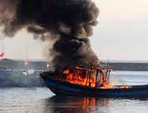 Tàu đánh cá chở 12 ngư dân bốc cháy rồi chìm xuống biển ở TT- Huế