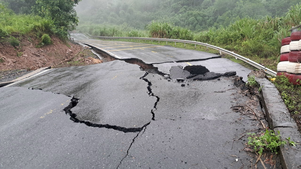 Quốc lộ 15D ở huyện Đakrông bị sạt, lún kéo dài nghiêm trọng.