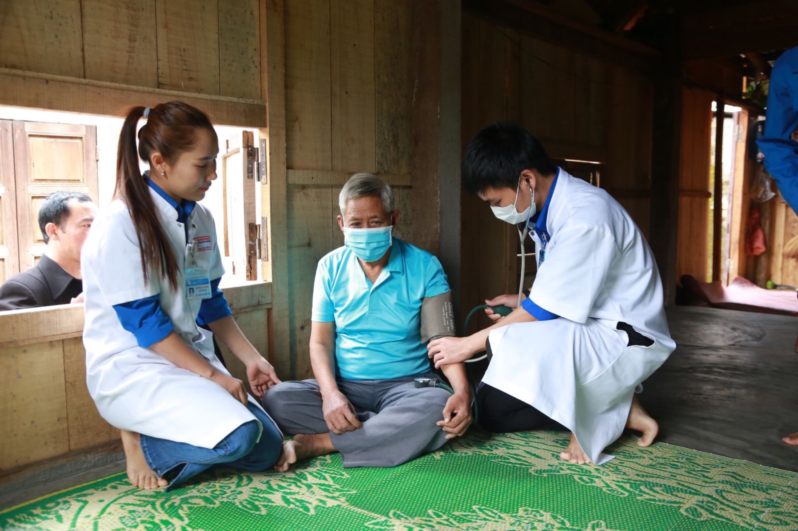 Các bác sĩ BVTW Huế thăm khám bệnh cho các gia đình chính sách có hoàn cảnh khó khăn tại xã Trung Sơn.