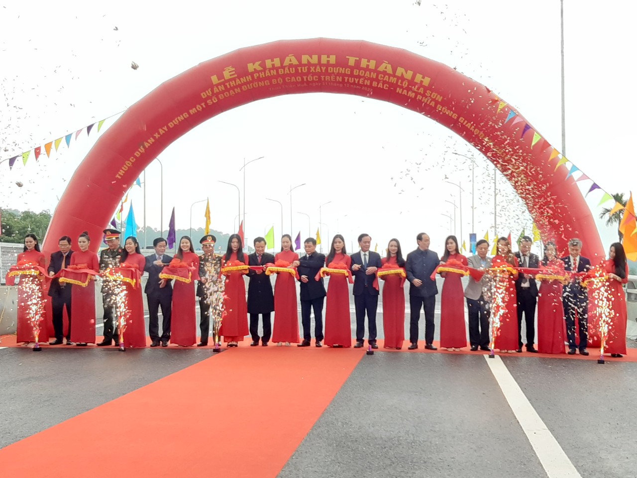 Cắt bằng khánh thành, đưa vào khai thác dự án cao tốc Cam Lộ - La Sơn.