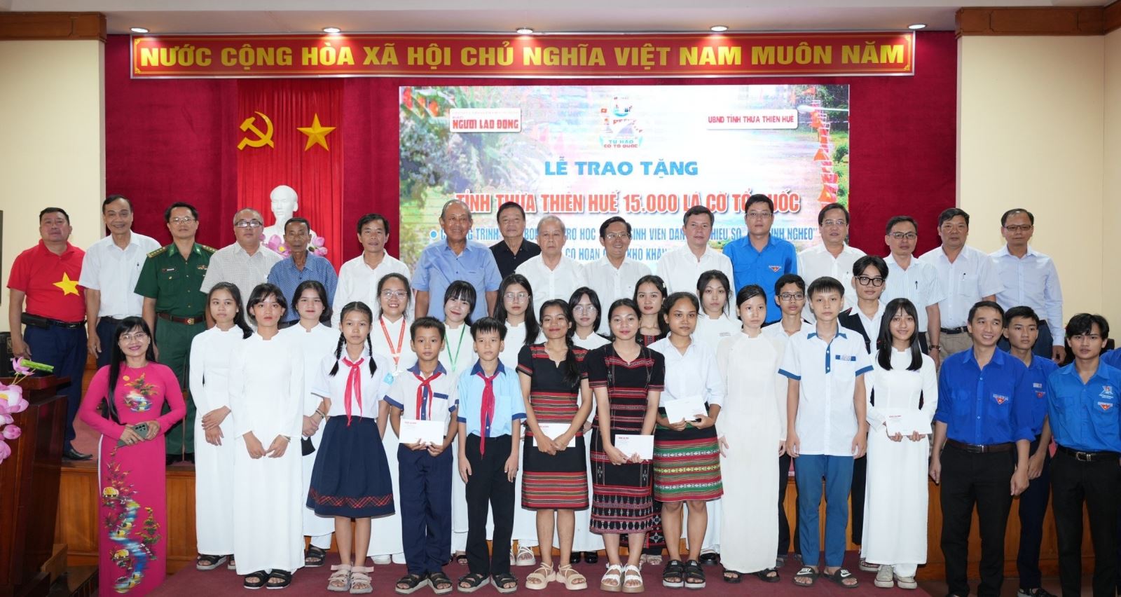Chương trình cũng trao tặng 100 suất học bổng cho các học sinh, sinh viên Thừa Thiên- Huế và hai suất “Mai vàng Tri ân”.