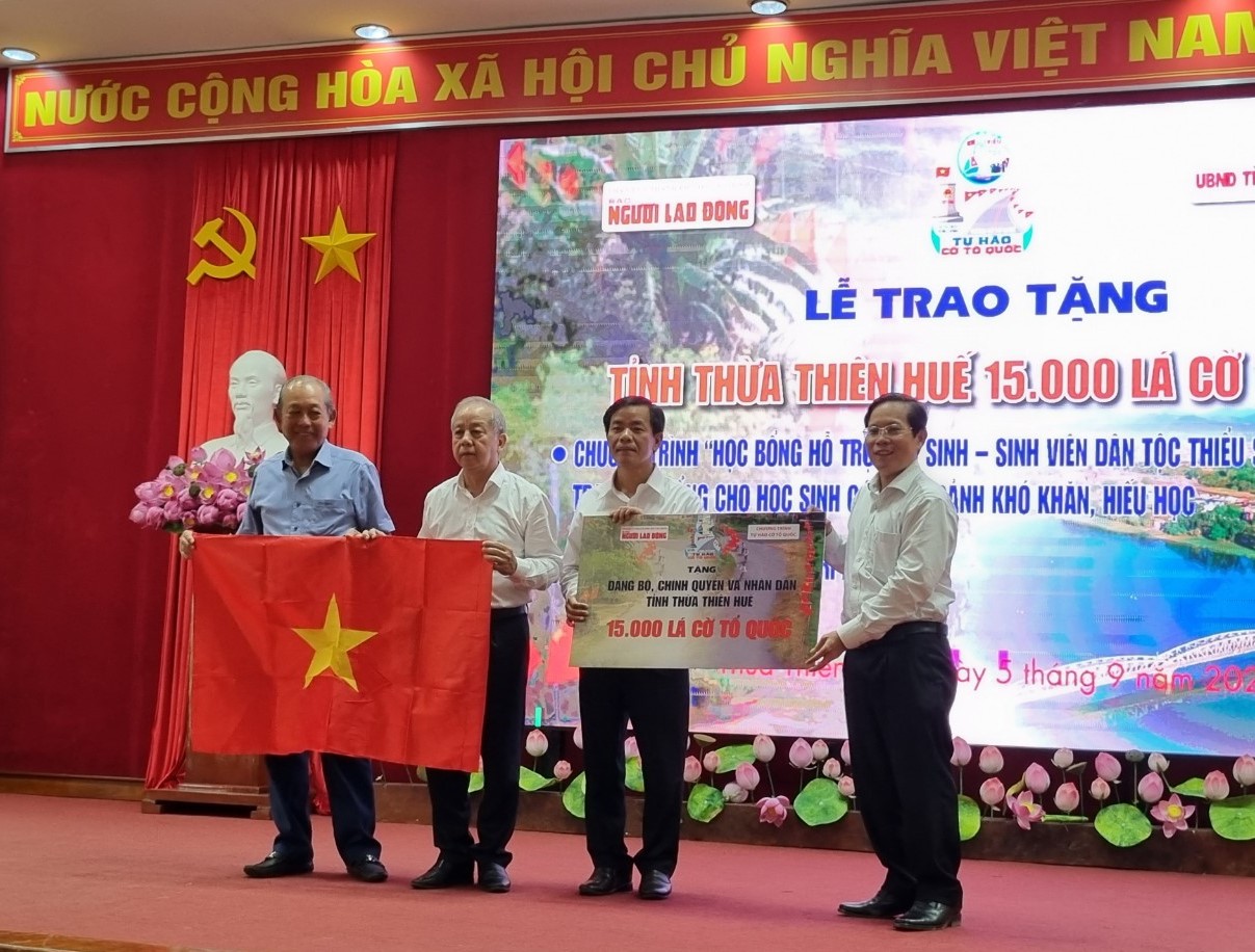 Nguyên Phó Thủ tướng Thường trực Chính phủ Trương Hòa Bình và Tổng Biên tập Báo Người Lao Động Tô Đình Tuân đã trao tặng 15.000 lá cờ Tổ quốc cho tỉnh Thừa Thiên- Huế.