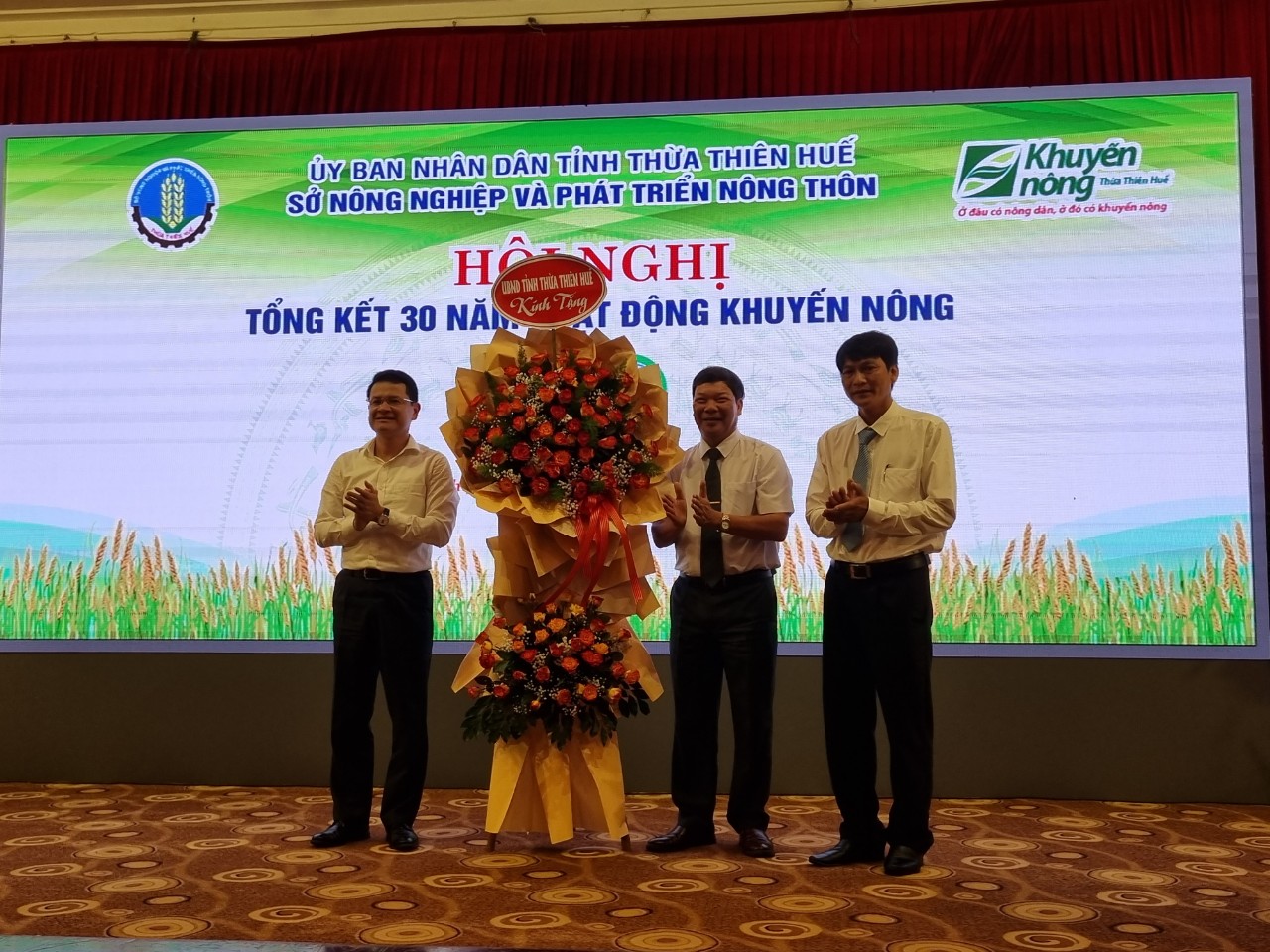 Lãnh đạo tỉnh Thừa Thiên- Huế tặng hoa chúc mừng đại diện ngành khuyến nông.