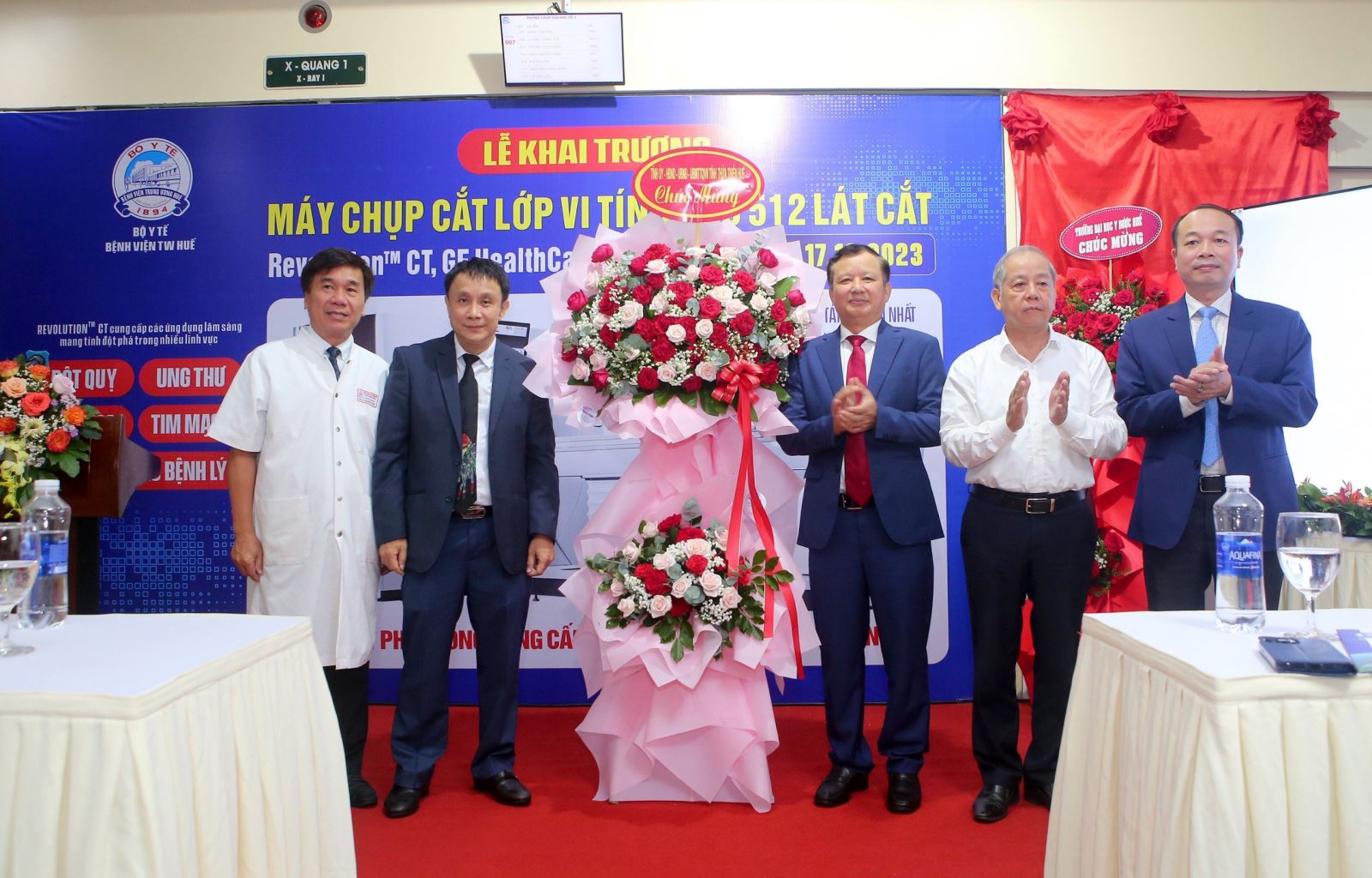 Lãnh đạo tỉnh Thừa Thiên- Huế tặng hoa chúc mừng bệnh viện.