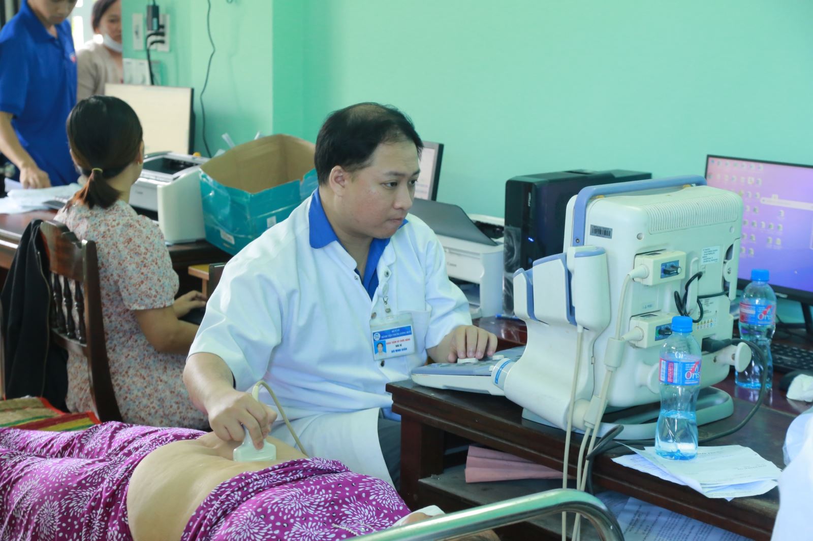 Công đoàn và Đoàn Thanh niên BV TW Huế phối hợp với Hội Thầy thuốc trẻ tỉnh Thừa Thiên- Huế vừa tổ chức chương trình khám bệnh, cấp phát thuốc miễn phí tại thị trấn Sịa, huyện Quảng Điền.