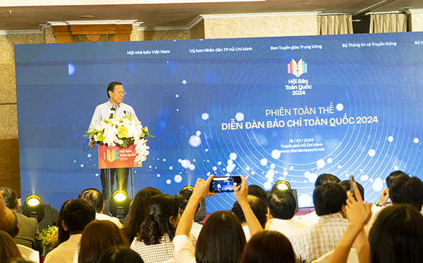 Đồng chí Phan Văn Mãi - Chủ tịch Uỷ ban nhân dân Thành phố Hồ Chí Minh, phát biểu tại buổi Lễ khai mạc