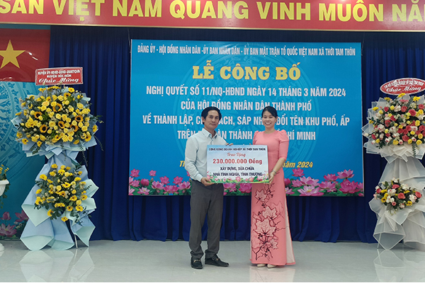 mai văn Khánh đại diện chi hội doanh nghiệp trao quỹ từ thiện xây dựng nhà tình thương 