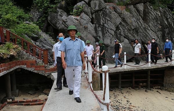 Chủ tịch TP. Hải Phòng Nguyễn Văn Tùng kiểm tra thực địa công trình vi phạm tại Vườn quốc gia Cát Bà