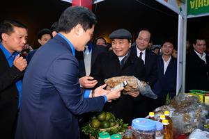 Thủ tướng tham quan các sản phẩm đặc trưng của Hà Giang