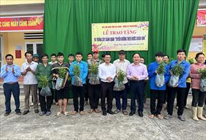 Hội Làm vườn tỉnh Hà Giang trao tặng cây giống và trồng cây cảnh quan ở xã Thanh thủy