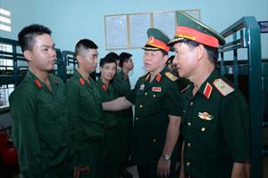 Trung tướng Nguyễn Trọng Nghĩa kiểm tra công tác tiếp nhận chiến sĩ mới tại Quân đoàn 4
