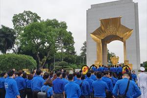 Đoàn Bộ Nông nghiệp và PTNT dâng hương tại Đài tưởng niệm các Anh hùng liệt sĩ Bắc Sơn