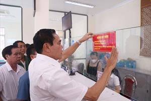 Chủ tịch UBND tỉnh Hà Tĩnh gắn bảng công khai đường dây nóng tại huyện, xã