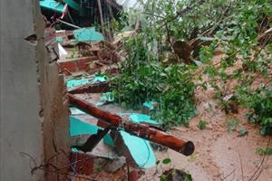 Phú Yên: Sạt lở đất đá vùi 2 mẹ con đang ở trong nhà