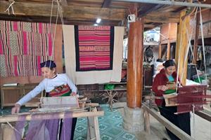 Phát triển nghề dệt thổ cẩm truyền thống gắn với du lịch ở vùng cao Lũng Niêm