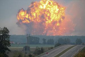 Sơ tán khẩn cấp hơn 28.000 người sau vụ nổ kho vũ khí tại Ukraine