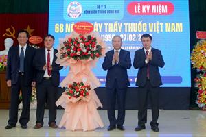 Bệnh viện Trung ương Huế tổ chức kỷ niệm Ngày Thầy thuốc Việt Nam và trao Huy hiệu Đảng