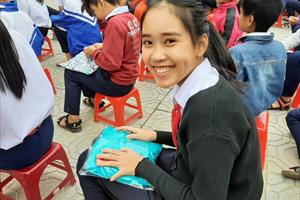Chương trình “Tấm áo nghĩa tình miền Trung” về với nhiều trường học tại Quảng Trị