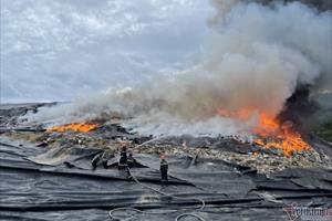 Cháy lớn ở  bãi rác Khánh Sơn 