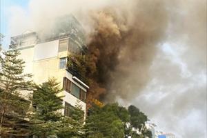 Căn nhà hai tầng trên phố Tôn Đức Thắng bốc cháy nghi ngút