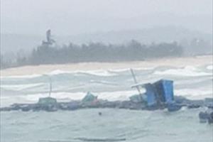 Sóng đánh chìm hàng chục tàu thuyền trên biển Phú Yên