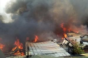 Hơn 10 xưởng gỗ ở Hà Nội bốc cháy dữ dội