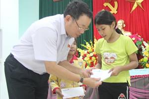 Phó Chủ nhiệm UBKT Trung ương tiếp xúc cử tri trước kỳ họp thứ 10 tại Phú Yên