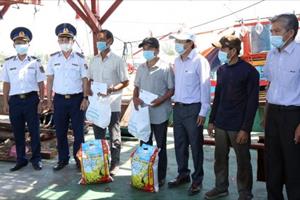 Vùng Cảnh sát biển 2 hỗ trợ ngư dân Quảng Ngãi ảnh hưởng dịch bệnh Covid-19