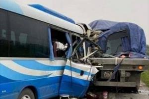 Vụ xe khách đâm xe container khiến 3 ngunời tử vong: Khởi tố tài xế xe khách