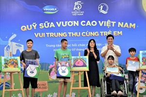 Quỹ sữa Vươn cao Việt Nam đến với trẻ em kém may mắn nhân dịp Trung thu