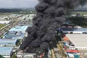 Hàng loạt khu công nghiệp bốc cháy dữ dội 
