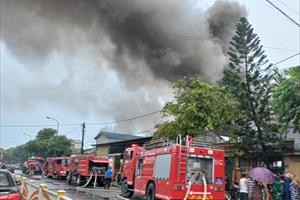 TT - Huế: Cháy lớn tại kho kinh doanh phế liệu
