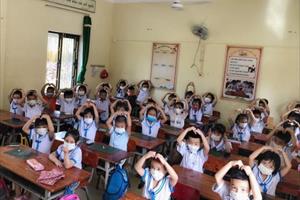 Học sinh Hà Tĩnh hào hứng trong ngày đầu tiên trở lại trường
