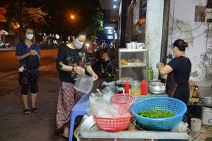 Hà Nội cho phép nhà hàng, quán ăn, xe buýt, taxi hoạt động trở lại từ 6 giờ ngày 14/10
