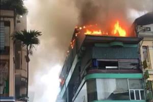 Hà Nội: Nhà hàng hải sản trên phố Giang Văn Minh bốc cháy dữ dội 