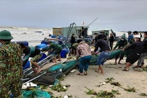 Mưa lớn làm vỡ đập tạm ngăn mặn, sóng đánh cuốn trôi nhiều lồng bè nuôi cá ở Quảng Nam