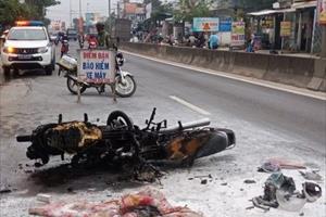 Quảng Nam: Sau va chạm, xe máy bốc cháy khiến 2 tài xế bị bỏng nặng