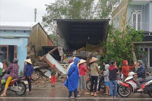 Quảng Nam: Mất lái xe container mất tông 7 nhà dân.
