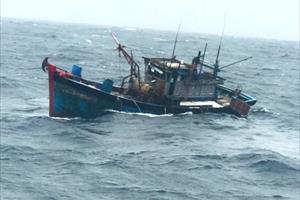 Nghệ An: Tàu cá gặp nạn, 5 thuyền viên mất tích